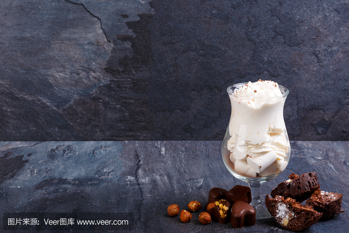 在灰色大理石背景上俯瞰美味的巧克力产品和牛奶鸡尾酒。食品的概念。